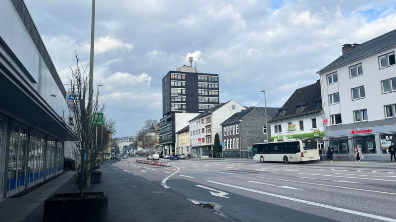 Die Fernbushaltestelle auf Höhe der Volksbank wird aufgrund der Sanierungsarbeiten in der Koblenzer Straße ab Mittwoch, 20. März, in den benachbarten Kirchweg verlegt. (Foto: Stadt Siegen)