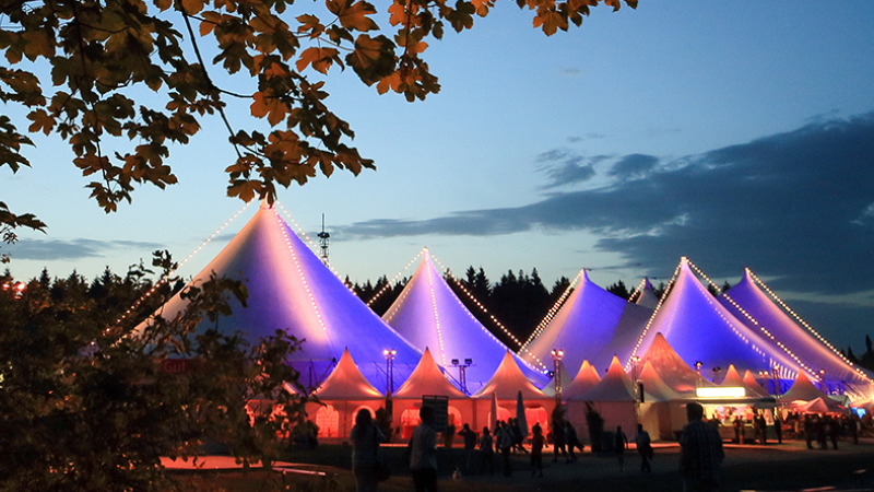 Zeltlandschaft des internationalen Musik- und Theaterfestivals "KulturPur" auf der Ginsberger Heide während der Abenddämmerung. Foto: René Achenbach