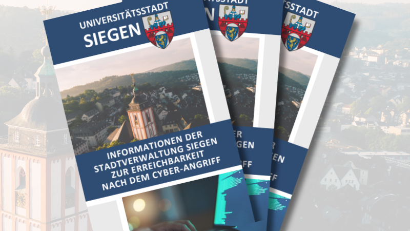 Symbolfoto: Zu sehen sind drei Flyer zum Cyber-Angriff und seinen Folgen. Im Hintergrund ist eine leicht transparente Luftaufnahme der Siegener Oberstadt zu erkennen.