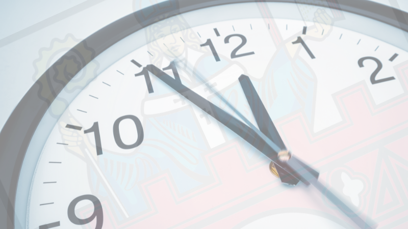 Symbolfoto: Öffnungszeiten der Stadtverwaltung Siegen. Zu sehen ist eine große, leicht transparente Uhr mit dem Siegener Stadtwappen als Ziffernbild.