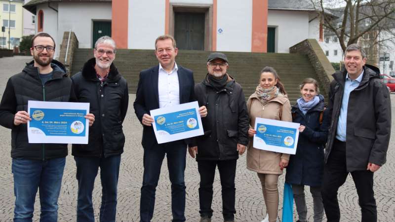 Bürgermeister Steffen Mues (2.v.l.) macht gemeinsam mit Vertreterinnen und Vertretern von Mitgliedsorganisationen des Netzwerks gegen Diskriminierung auf den Start der Internationalen Wochen gegen Rassismus in Siegen aufmerksam. (Foto: Stadt Siegen)