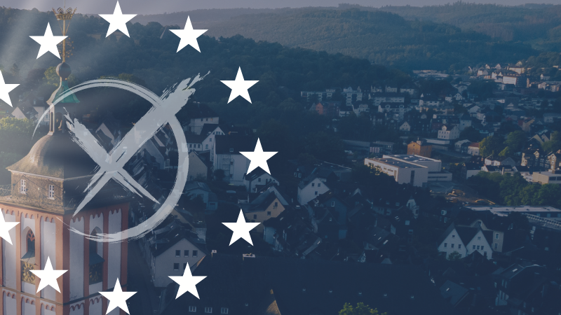 Symbolbild zur Europawahl 2024. Hintergrundbild: Drohnenfoto der Nikolaikirche in Siegen (Foto: Scheinmeier)